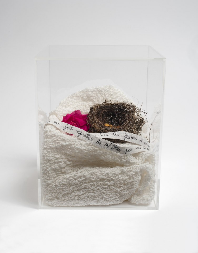 Véronique Arnold, ‘Regret de n’être pas une abeille’, 2020, plexiglass box, white embossed fabric, bird's nest, balls of felted wool in pollen color, two antique silk roses in fuchsia color, black thread embroidery on white ribbon