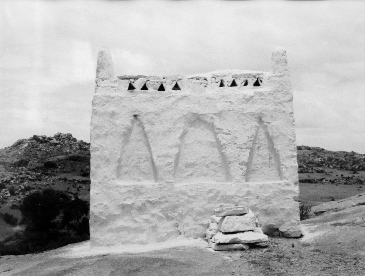 Wolfgang Laib, ‘Grab in der Nähe von Hospet, Südindien’, 2001, Silbergelatine auf Barytpapier